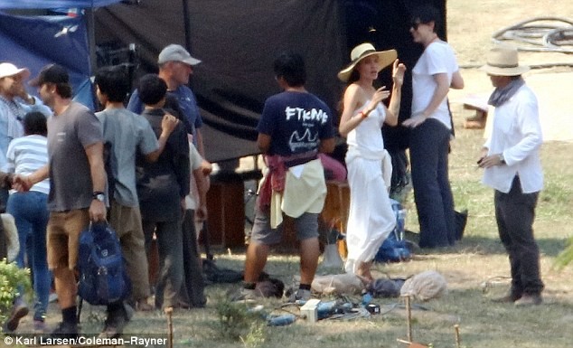 Angelina Jolie gay xo xac tren phim truong o Campuchia-Hinh-6
